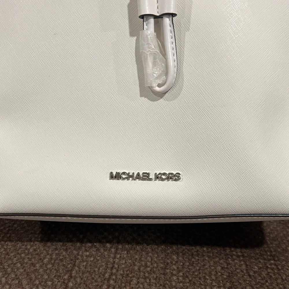 Michael Kors Suri Optic White Large Bucket Messenger Bag. NWT